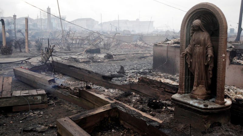 Illustration for article titled Breezy Point, Queens Fire Burns 80-100 Homes